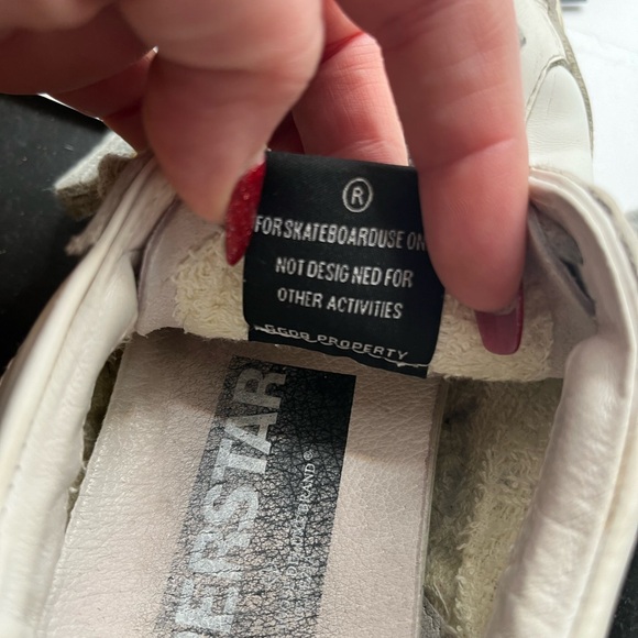 Golden goose size 9, great shape except one flaw show in pics. Could easily fix - Picture 9 of 11